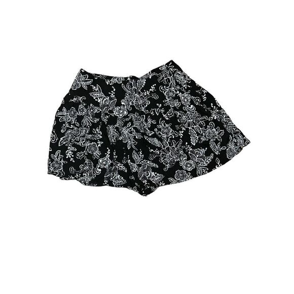 NEW WITH TAG Forever 21 Black and White Flower Print shorts, size small - Picture 2 of 3